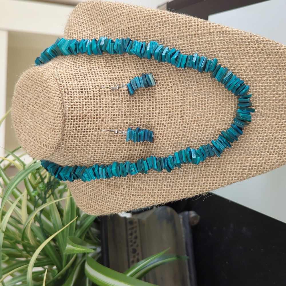 Vintage glass turquoise beaded necklace